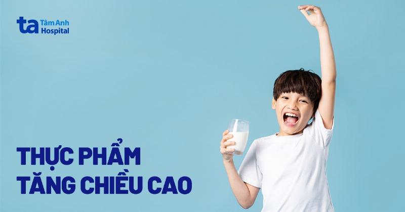 Hình ảnh một cô gái trẻ đang uống nước lọc và ăn trái cây, tượng trưng cho lối sống lành mạnh và chế độ dinh dưỡng giúp dưỡng trắng da từ bên trong.